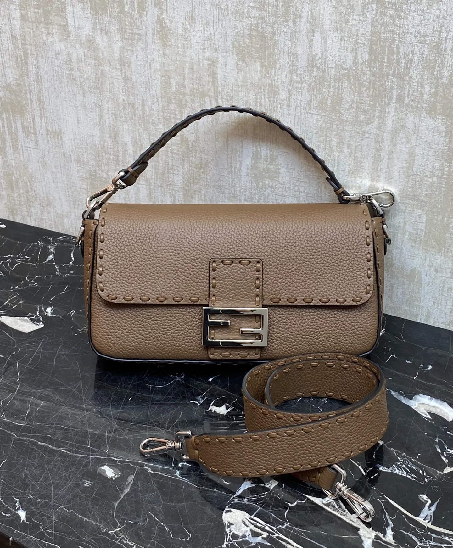 펜디 바게트 미디움 백 8BR600 27-6-15 cm