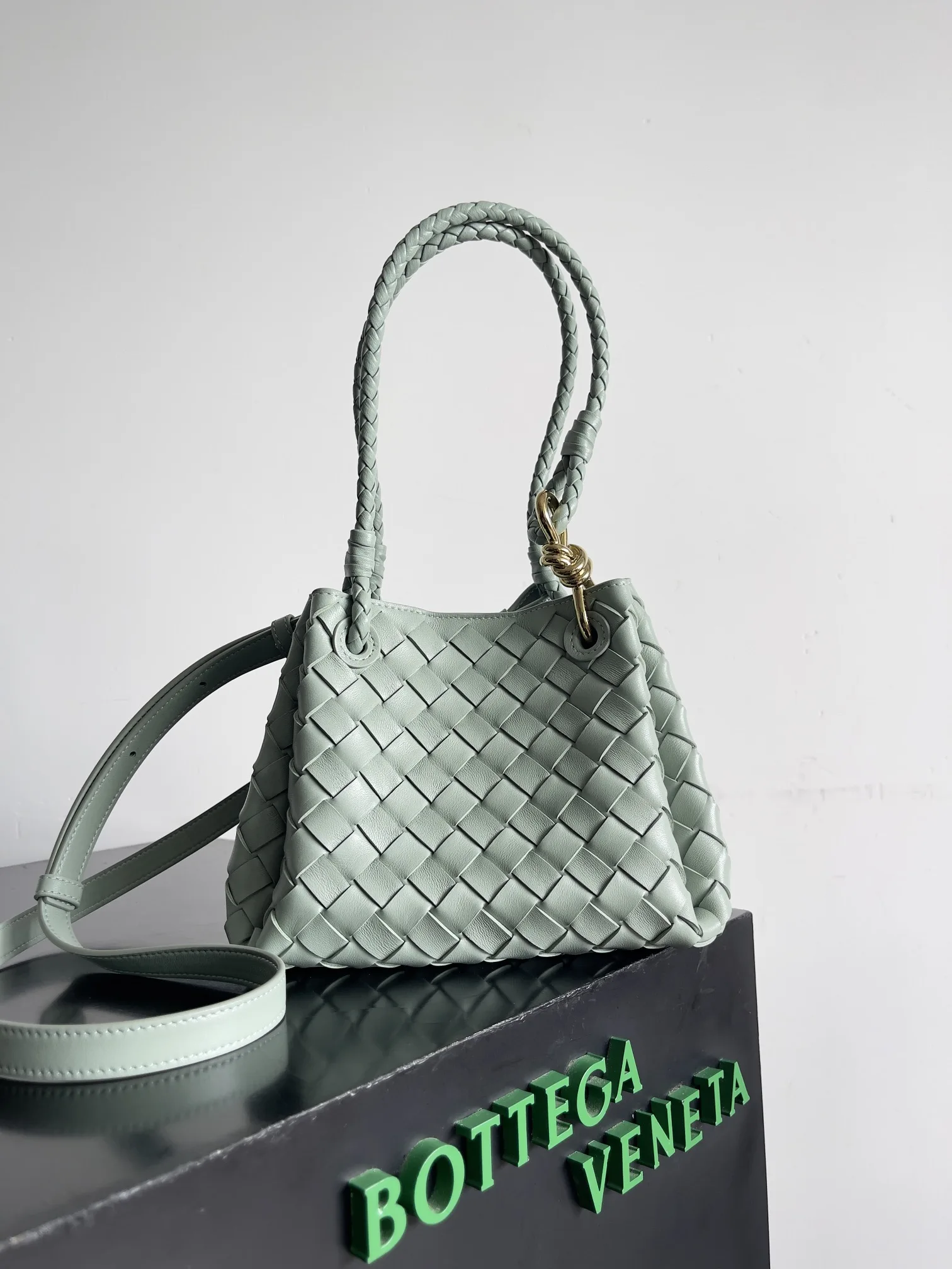 보테가 베네타 스몰 파라슈트 826220  21*17*16cm