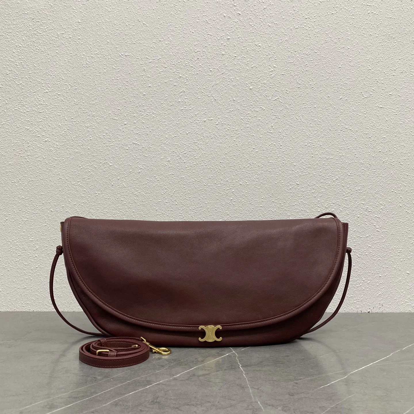 셀린느 하프문 소프트 트리옹프 백 서플 샤이니 램스킨 소프트 탄  46x19x10cm