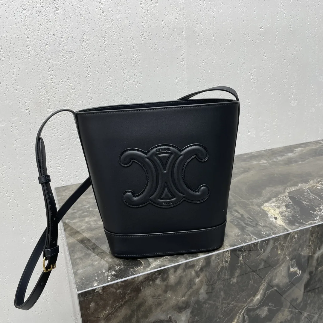 셀린느 퀴르 트리옹프 스몰 버킷백 113783DU3 30 X 22 X 13cm