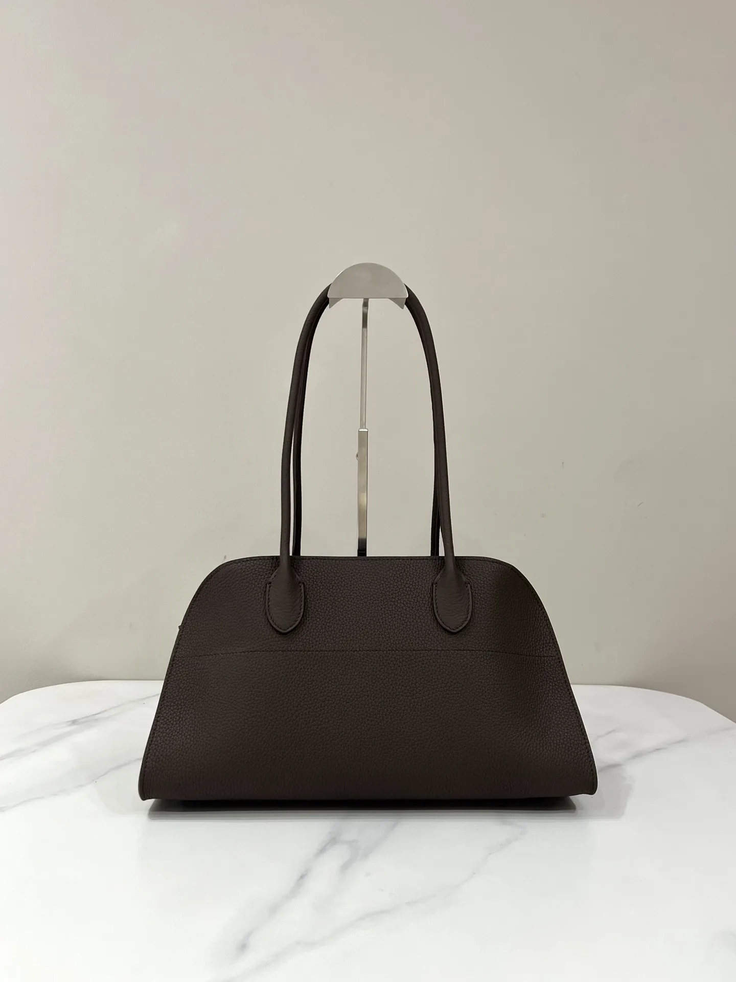 THE  ROW Margaux EW Shoulder 12  가죽 백  38x18x23cm