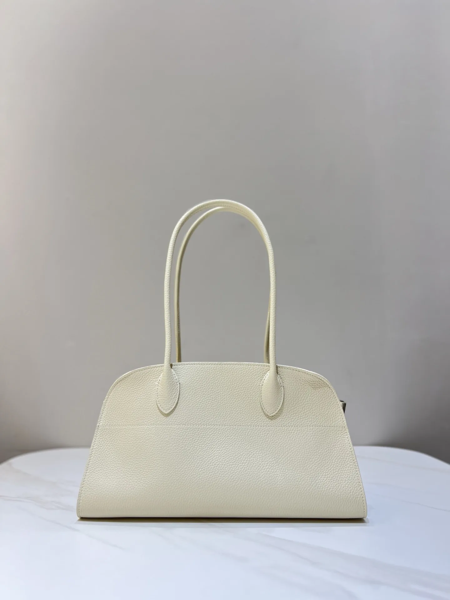 THE  ROW Margaux EW Shoulder 12  가죽 백  38x18x23cm