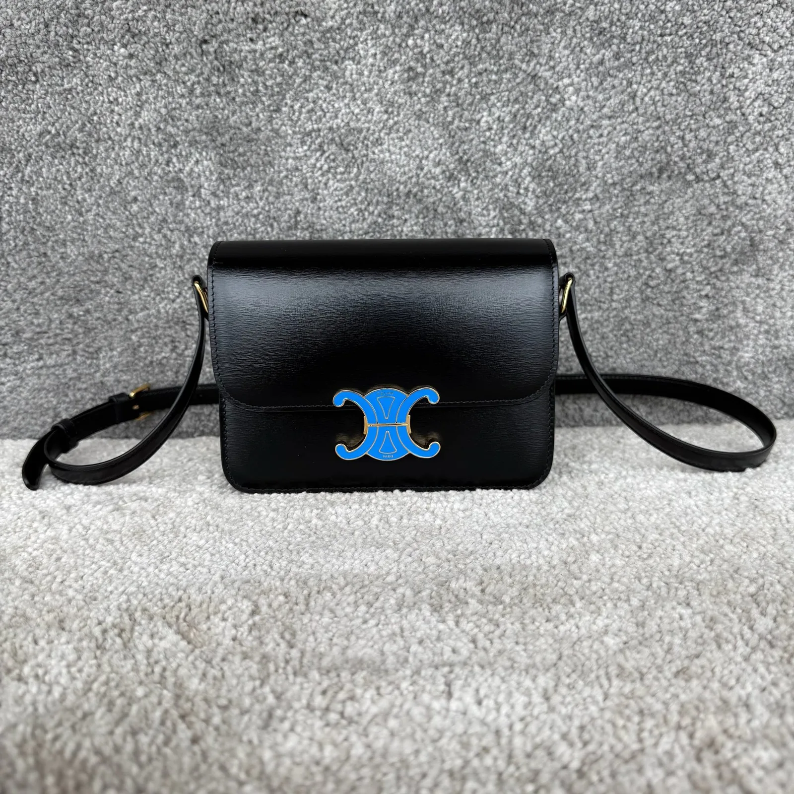 셀린느  틴 트리옹프 백 188424K49.GFS3 18.5X13.5X7cm